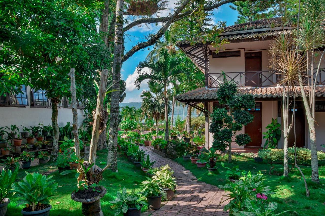 Silintong Hotel Ambarita Exterior photo