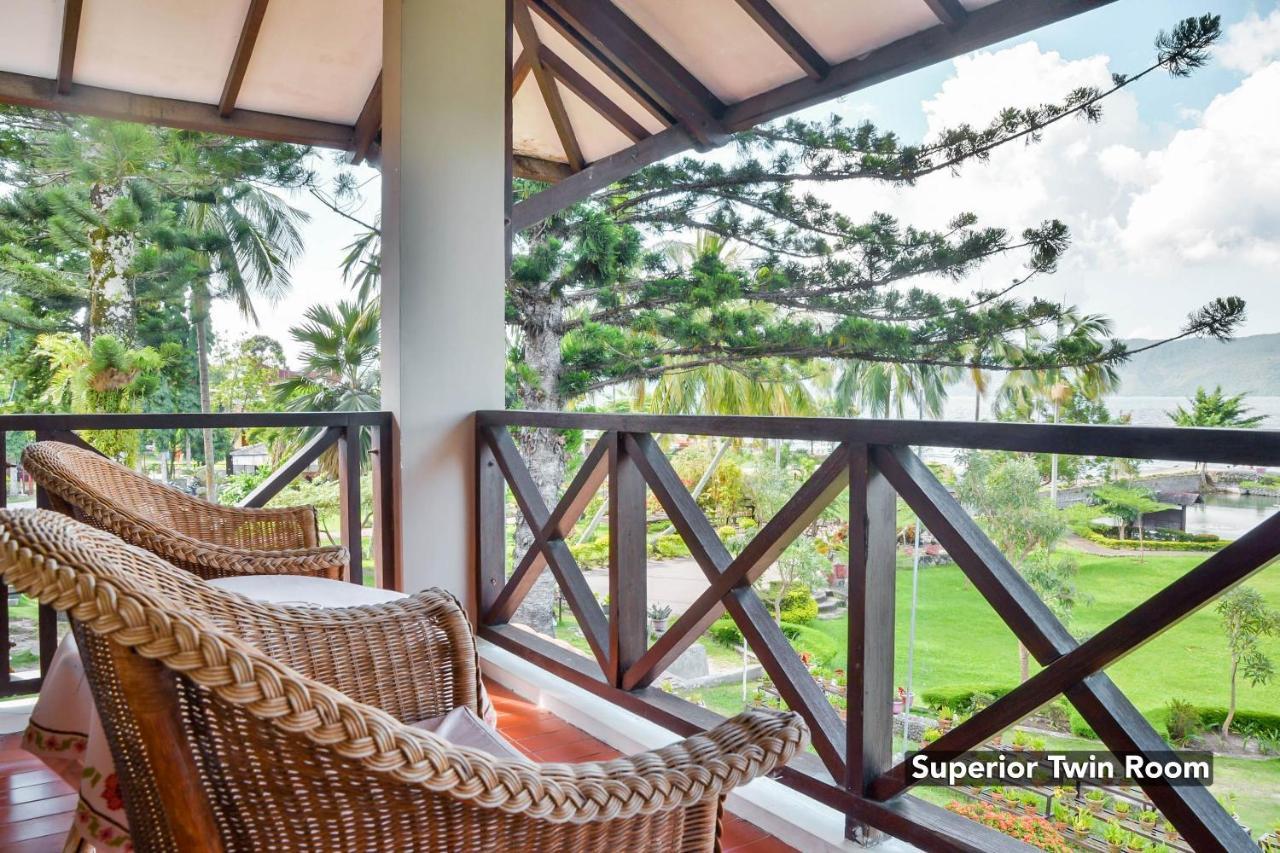 Silintong Hotel Ambarita Exterior photo