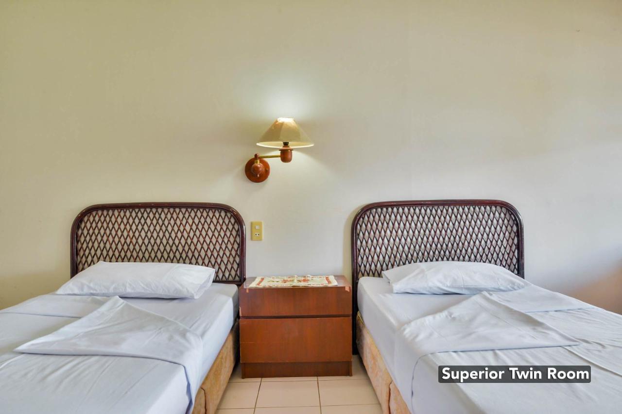 Silintong Hotel Ambarita Exterior photo