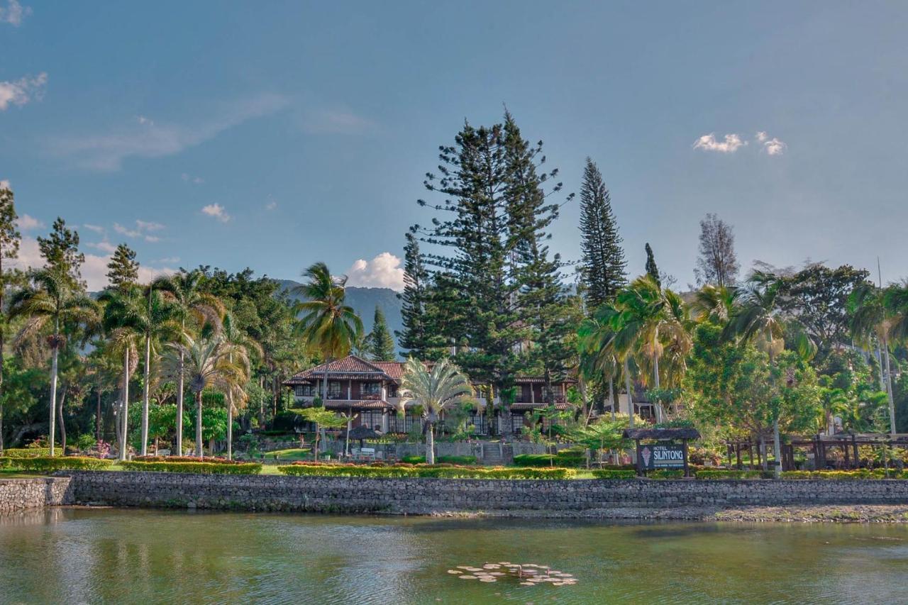 Silintong Hotel Ambarita Exterior photo